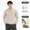 Roupa dos homens do outono e do inverno: um suéter clássico estilo old-money com gola Henley e trama waffle, uma camada interna de manga longa e um top de tricô casual para homens