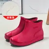 Botas de chuva outer wear curtas femininas sapatos d'água botas de chuva estilosas sapatos impermeáveis antiderrapantes sapatos de borracha impermeáveis de cano baixo estilosos confortáveis modernos