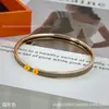 Pulseira de esmalte com letras ultrafinas para mulheres, banhada a ouro V 18K, pulseira de esmalte redonda fechada com um toque de luxo, pulseira de letras