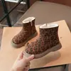 Nuevas Botas de Nieve para Niños 2026 Otoño Invierno Moda Unisex Niños Más Terciopelo Cálido Zapatos de Pan Niño Mediano y Grande Botas de Algodón Tendencia
