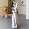 Moda maternidade elegante e de alta qualidade para o outono, um conjunto de duas peças com uma blusa de moletom que não mostra a barriga e não aperta a barriga, e calças compridas