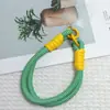 Cordão Colorido Moderno em Blocos de Cor Dopamina, Trama, Alça Curta Grossa, 28cm de Comprimento, Adequado para Bolsas de Garrafa d'Água