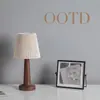 Lámpara de mesa de tela plisada estilo vintage con arte de jade natural, creando una atmósfera acogedora, perfecta como lámpara decorativa para la habitación de una niña, o como regalo de cumpleaños