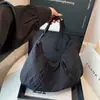 Bolsa de Tecido com Zíper para Pendurar no Ombro de Grande Capacidade para Deslocamento Bolsa Grande 2025 Nova Bolsa de Ombro Leve e Versátil Bolsa Tote Simples Transversal Moderna