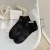Meias de Algodão Sem Costura Novas para Primavera e Verão com Tema de Cachorro Fofo e Etiquetas de Tecido, Meias Curtas Versáteis para Tornozelo no Atacado, Meias Femininas de Algodão Penteado