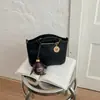 Bolsa de Mão de Couro Macio de Nicho Transfronteiriça Novo Estilo 2026 Moda Retrô Elegante de Ombro Único, de Mão, Transversal para o Dia a Dia