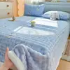 Juego de sábanas de terciopelo de leche, tres piezas, forrado de felpa, engrosado para abrigar, suave y cómodo para otoño e invierno, con un estampado fresco y elegante estilo ins