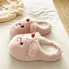 Chinelos de inverno Song Xiaoke, chinelos fofos de pelúcia para o pós-parto, chinelos quentes e antiderrapantes para casa com solas grossas, novo estilo feminino 2026
