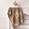 Novo Cachecol de Imitação de Caxemira com Letra H para Outono e Inverno Capa Jacquard Longa Quente Feminina de Alta Qualidade Frente e Verso