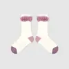 1698 Calcetines infantiles al por mayor, nuevos estilos otoño/invierno, con diseño de punto inverso y flecos, y una longitud única a media pantorrilla, hechos de algodón con un acabado sin costuras y borde crudo, para niñas