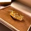 Anillo de Corindón Rojo Estilo Retro Francés Estilo Corte Encaje Lateral de Bola Estilo Lujo Ligero de Alta Gama Anillo de Dedo de Flor de Iris para Mujer