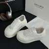 Sapatos Brancos de Couro Genuíno com Solado Grosso Aumentado 2025 Primavera Novos Sapatos Pão para Dedão Grande Celebridade da Internet Gentil Versátil Casual Sapatos de Skate