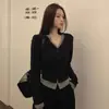 Camiseta de Manga Larga con Cuello en V Falsa de Dos Piezas Estilo Coreano para Mujer, Nuevo Diseño Corto Ajustado para Primavera y Otoño con una Camiseta Negra Debajo