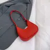 Bolso de Hombro Acogedor de Fieltro en Forma de Luna Creciente - Bolso Pequeño con Textura Acolchada para el Viaje Diario