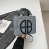Bolsa Grande Capacidade para o Trabalho para Mulheres 2025 Novo Estilo Casual Elegante Bolsa de Ombro com Cores Contrastantes Design Coreano de Nicho Bolsa Tote