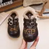 Outono/Inverno 2026 Sapatos de Couro Forrados com Pelúcia Estilo Retrô para Meninas Moda Dupla de Velcro Sapatos Infantis de Algodão de Duas Camadas Sapatos de Algodão para Bebê