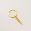 Llavero color dorado con mosquetón, anillo plano con forma de cuerno de oveja, cadena de cuatro eslabones y llavero con mosquetón