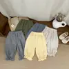Pantalones sencillos de encaje anti-mosquitos para niñas, pantalones de verano finos de corte holgado con puños, pantalones tipo linterna elegantes de algodón puro para bebé niña