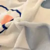 Conjunto de cama de quatro peças em veludo de leite espesso grau A, capa de edredom e lençol de cama de fleece de coral para inverno, design de desenho animado, adequado para dormitórios estudantis, conjunto de três peças