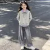 Conjunto de dos piezas para niña: top de retazos con solapa estilo universitario, enérgico, para primavera y otoño, con jeans de diseño único.