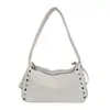 Colección nueva 2025: Bolsas de axila de moda y minimalistas para el verano, con un diseño elegante y sofisticado con detalles de remaches y una forma acolchada, perfectas para un look cool y chic