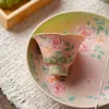 Xícara de Chá Cerâmica Pintada à Mão com Rosa e Pé Alto para Uso Doméstico, Borda em Formato de Flor, Xícara de Degustação, Conjunto de Chá Kung Fu, Xícara de Mestre para Casa
