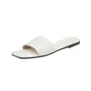 Nuevas pantuflas para mujer 2022, estilo coreano, modernas y versátiles, de suela plana, diseño de una tira, adecuadas para usar en verano, sandalias de suela suave, venta al por mayor