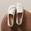 Mocasines de cuero suave suela blanda para mujer 2026 otoño nuevo huecos transpirables boca poco profunda zapatos de un solo color retro slip-on zapatos pequeños de cuero