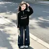 Conjunto de Sudadera para Niñas Primavera y Otoño 2026 Nuevo Estilo para Niños Mayores, Conjunto de Dos Piezas con Sudadera de Media Cremallera y Jeans de Otoño Moderno