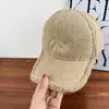 Boné de Baseball Feminino Outono e Inverno Versão Coreana Novo Espessado Quente Lã de Cordeiro com Bordado de Letras, Boné de Bico de Pato Tendência Emagrecimento Facial