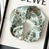 Colar de Pérolas com Camélia Preto e Branco Lenço de Seda Protetor de Pescoço Feminino para Primavera e Outono Lenço com Fivela Magnética Versátil Lenço de Alta Qualidade