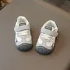 Sapatos Fofos de Argan para Crianças 2026 Sapatos de Moda de Verão para Meninos e Meninas Velcro Bebê Pequeno Sola Macia Antiderrapante Estilosos