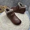 Botines cortos para mujer, nuevo estilo invierno 2026, antideslizantes, forrados de felpa, cálidos, zapatos de algodón de suela blanda, zapatos de cuero de suela plana retro para mujeres de mediana edad y mayores