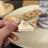 Mini Presilha de Cabelo de Bolo Simulada, Brinquedo Divertido de Comida, Bolo de Triângulo de Manga com Creme, Presilha Sem Costura, Doce Acessório de Cabelo para Meninas
