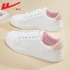 Tênis de puxar, sapatos brancos para mulheres, novos sapatos femininos 2026, sapatos esportivos de couro versáteis para outono com sola grossa, tênis casuais