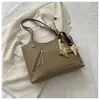 Bolsa de Ombro Grande Capacidade para o Dia a Dia com Estilo Casual Vintage, Design Único de Zíper, Novo Modelo 2026, Cor Sólida, Bolsa Tote Elegante e Estilosa de Seda