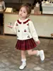 Conjunto de suéter para niña, nuevo estilo otoño/invierno, con un cárdigan de punto pequeño estampado de cerezas y una falda a cuadros roja de moda estilo coreano, perfecto para bebés