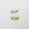 Rosas de Cinta de Satén Coloridas con Hojas Verdes, Flores Pequeñas Hechas a Mano, Accesorios y Materiales DIY para Ropa