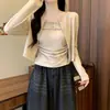 Colección de otoño e invierno: Estilo francés, diseño nuevo, camisola interior plisada combinada con un cárdigan cropped de manga larga en capas - un conjunto de dos piezas para mujer