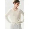 Suéter de cachemira estilo francés, con cuello en V suave, diseño de cárdigan falso, detalles de botones, textura tejida y adornos de ganchillo tridimensionales.