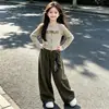 Roupa infantil para meninas 2026 outono novo estilo crianças médias e grandes estampa de letras com zíper camisa cardigã calça de perna larga conjunto casual de outono