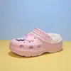 Zuecos de invierno cálidos y lindos con forro de felpa y suelas gruesas, con diseño de dibujos animados, zapatos de algodón de moda, modernos para mujer, al por mayor para ventas transfronterizas, versátiles y elegantes