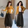 Roupas infantis para meninas 2026 outono novo estilo, conjunto casual de outono com cardigã com zíper e estampa de letras para crianças de tamanho médio e grande e calça de perna larga
