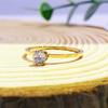 Anillo Minimalista Clásico Yunyao Estilo Coreano de Cuatro Garras con Diamante Único Microincrustado, Anillo Delgado para el Dedo Medio, Acero de Titanio Chapado en Oro Rosa para Mujer