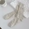 26 Calcetines Nuevos Primavera/Verano Estilo Coreano Organza Encaje Botón Calcetines de Media Pantorrilla para Mujer Simples Versátiles Calcetines Calados con Volantes