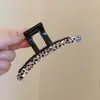 Elegante Pinza para el Cabello Retro con Estampado de Leopardo Color Café, Pinza de Tiburón Estilo Hong Kong Ins, Accesorio para el Cabello de Material PC de Alta Gama para la Parte Posterior de la Cabeza