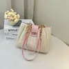 Bolsa de Palha Trançada Transfronteiriça Feminina 2025 Nova Bolsa de Ombro Bolsa Tote de Grande Capacidade Bolsa de Palha Trançada para Férias na Praia Venda por Atacado