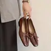 Suministro directo de fábrica: Zapatos de mujer vintage con punta cuadrada, cordones y escote pronunciado, nuevo estilo otoño 2026, zapatos de cuero plisados de tacón bajo