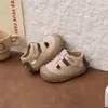 Sandálias de bebê verão novo modelo infantil sapatos de caminhada com sola macia para meninos e meninas, biqueira fechada respirável anti-chute sapatos de praia para bebês