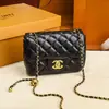 Bolsas de Marca 2026 Nuevo Bolso de Hombro de Moda Tendencia Estilo Chanel Acolchado con Cadena y Perlas Doradas Cuadrado de Piel para Mujer